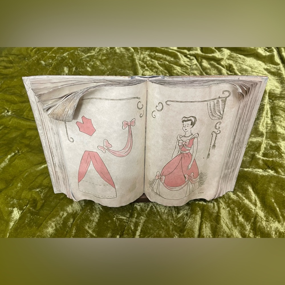 WDCC Walt Disney Cinderella sewing book with stand (read)